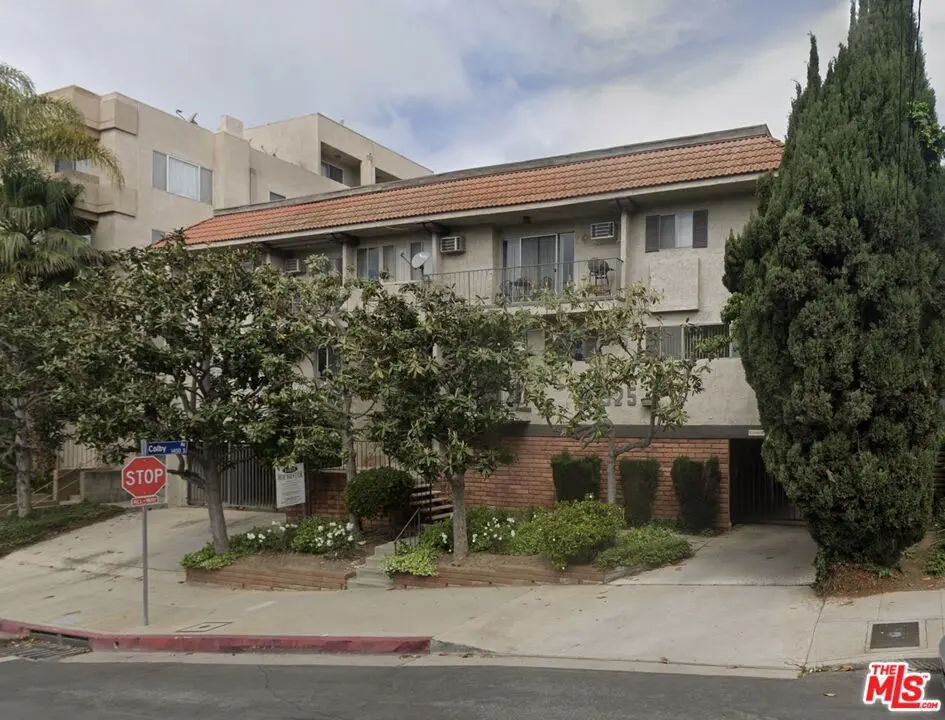 Residential Lease for rent at 11525 Rochester Avenue 204, Los Angeles, Los Angeles County, CA featuring 2 beds and 2 baths