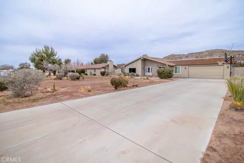 Single Family Residence for sale at 20376 Tonawanda, Apple Valley, CA featuring 5 beds and 3 baths