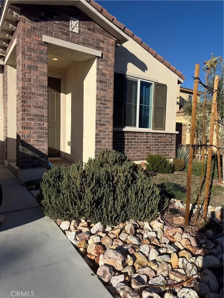 13042 Lancaster, Hesperia, CA — listing photo 1