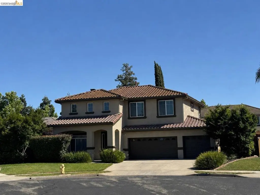 Single Family Residence for sale at 850 Volpaia Ct, Brentwood, CA featuring 5 beds and 4 baths