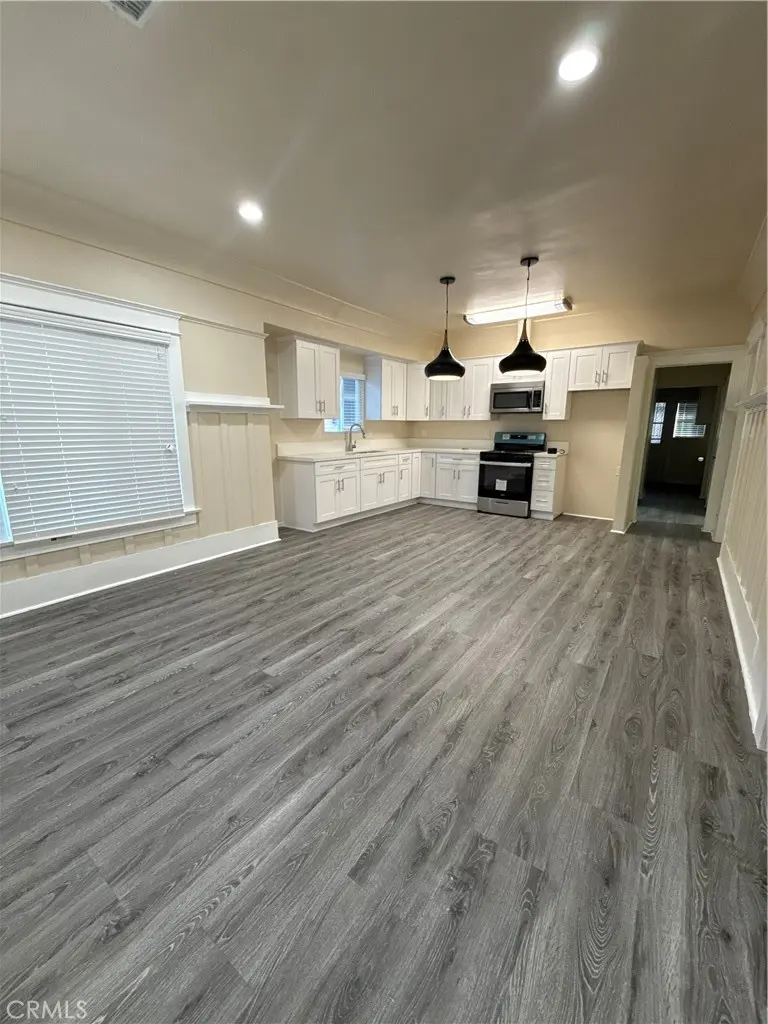 Residential Lease for rent at 240 W 54th, Los Angeles, Los Angeles County, CA featuring 4 beds and 2 baths