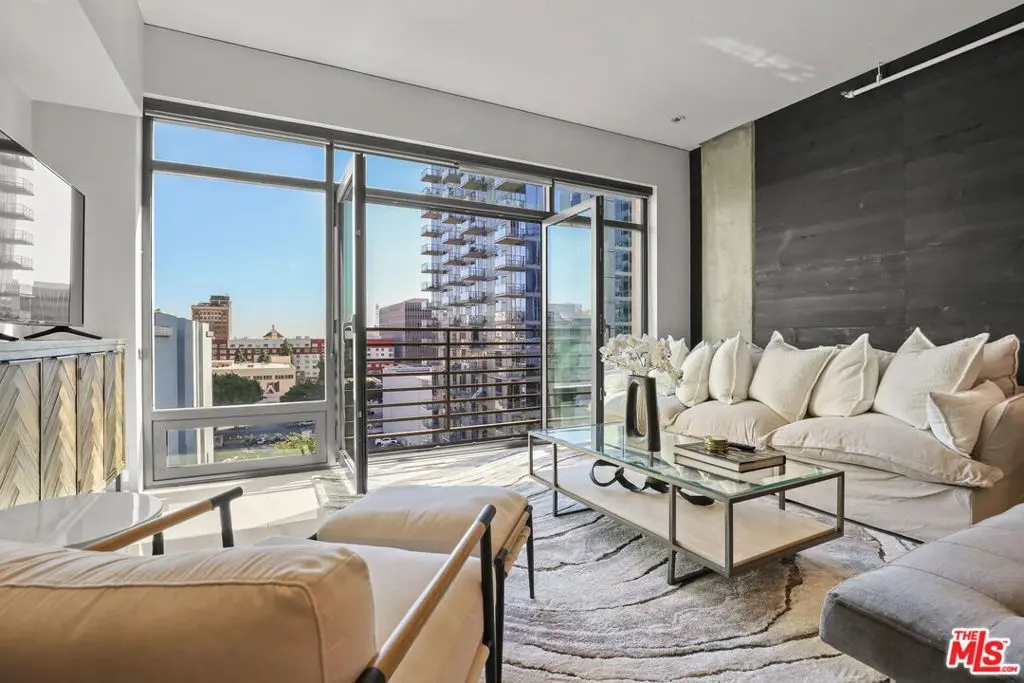 Residential Lease for rent at 1111 S Grand Avenue 916, Los Angeles, Los Angeles County, CA featuring 1 bed and 2 baths