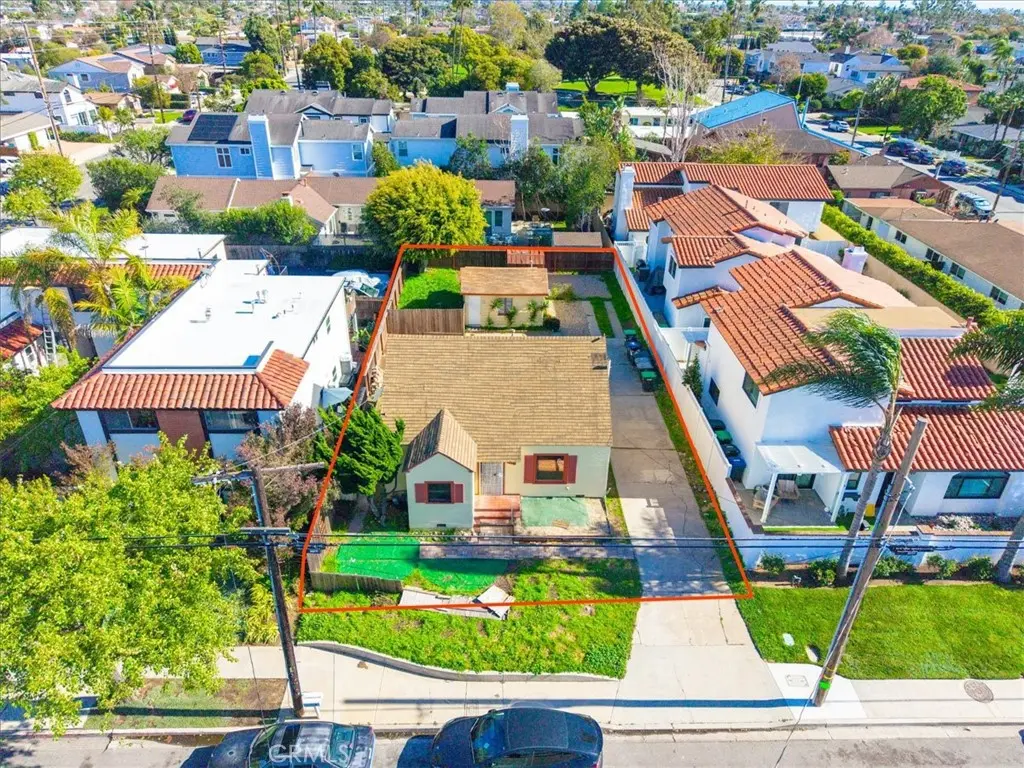 Single Family Residence for sale at 1586 Orange, Costa Mesa, CA featuring 2 beds and 1 bath