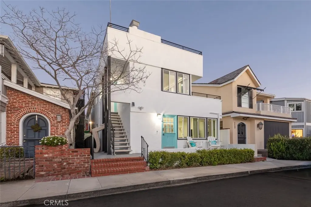 Condominium for rent at 114 1/2 Onyx, Newport Beach, CA featuring 3 beds and 2 baths