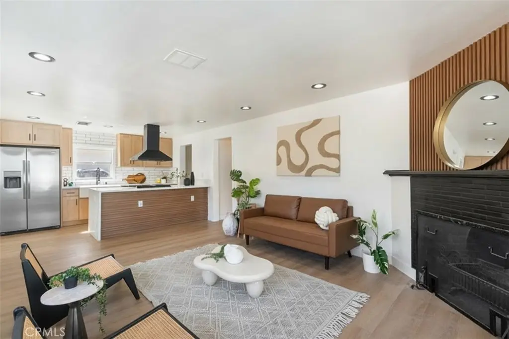 Duplex for sale at 915 N Pasadena Avenue, Azusa, CA featuring 5 beds and 4 baths