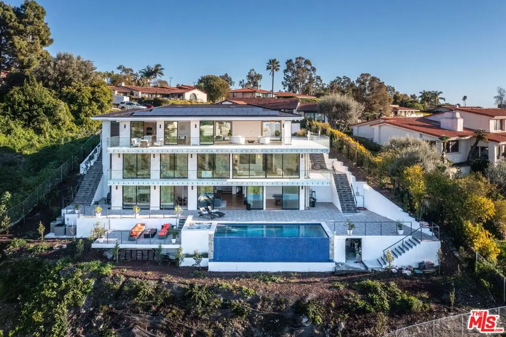 Single Family Residence for sale at 1565 Via Leon, Palos Verdes Estates, CA featuring 5 beds and 7 baths