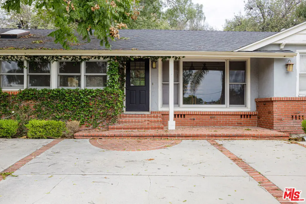 19439 Oxnard Street, Tarzana, CA — listing photo 1
