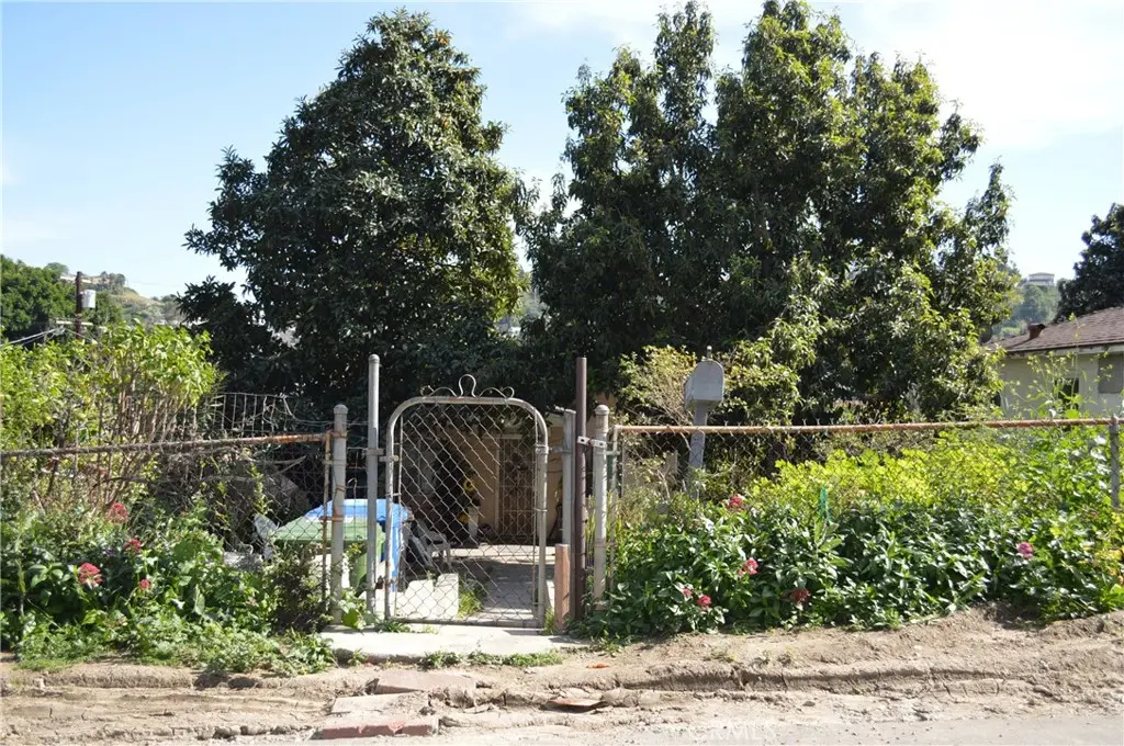Single Family Residence for sale at 5090 Ithaca, Los Angeles, CA featuring 3 beds and 1 bath