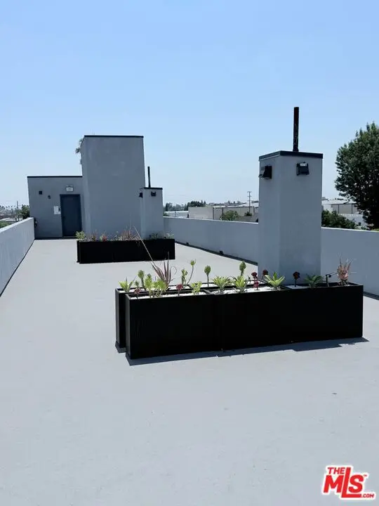 Residential Lease for rent at 1039 E 28th Street 306, Los Angeles, Los Angeles County, CA featuring 1 bed and 1 bath