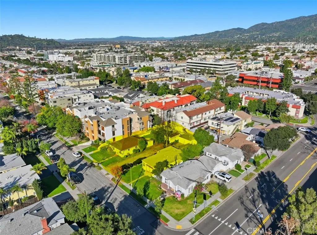 Duplex for sale at 405 Hawthorne, Glendale, CA featuring 2 beds and 2 baths