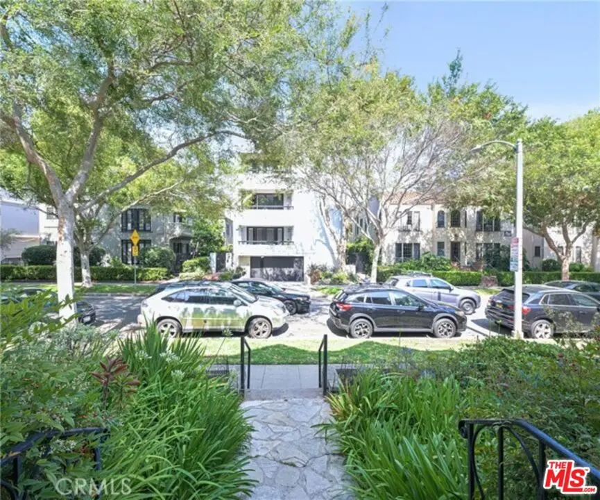 Residential Lease for rent at 149 S Crescent Drive D, Beverly Hills, Los Angeles County, CA featuring 1 bed and 1 bath