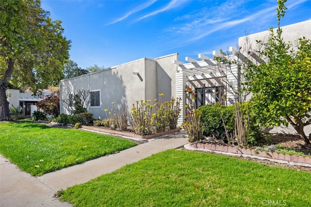 Stock Cooperative for sale at 2005 Via Mariposa W B, Laguna Woods, CA featuring 2 beds and 2 baths