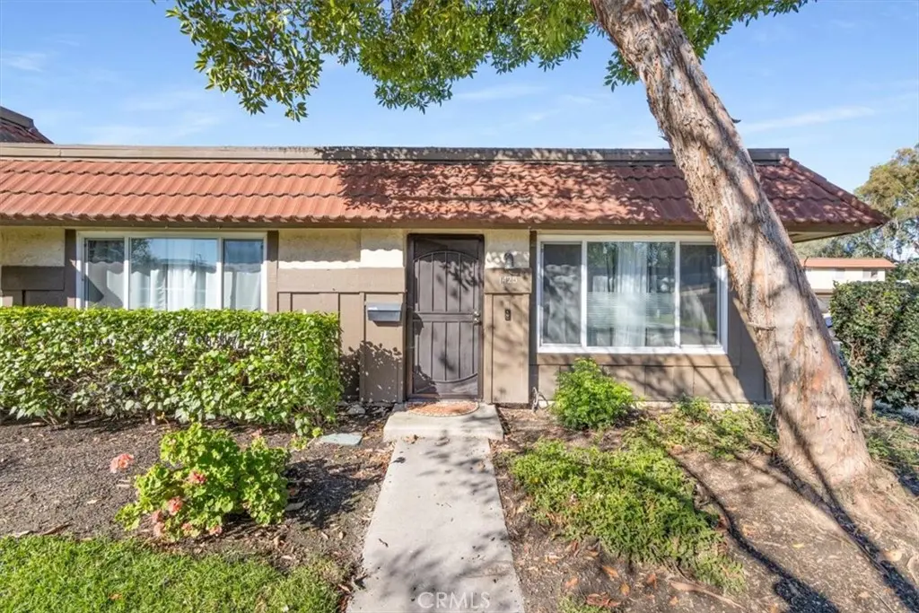 Single Family Residence for sale at 1425 N Parkhaven, Anaheim, CA featuring 3 beds and 2 baths