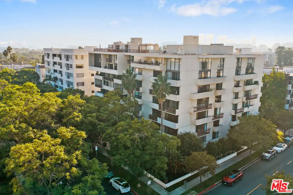 Condominium for sale at 325 N Oakhurst Drive 203, Beverly Hills, CA featuring 2 beds and 3 baths