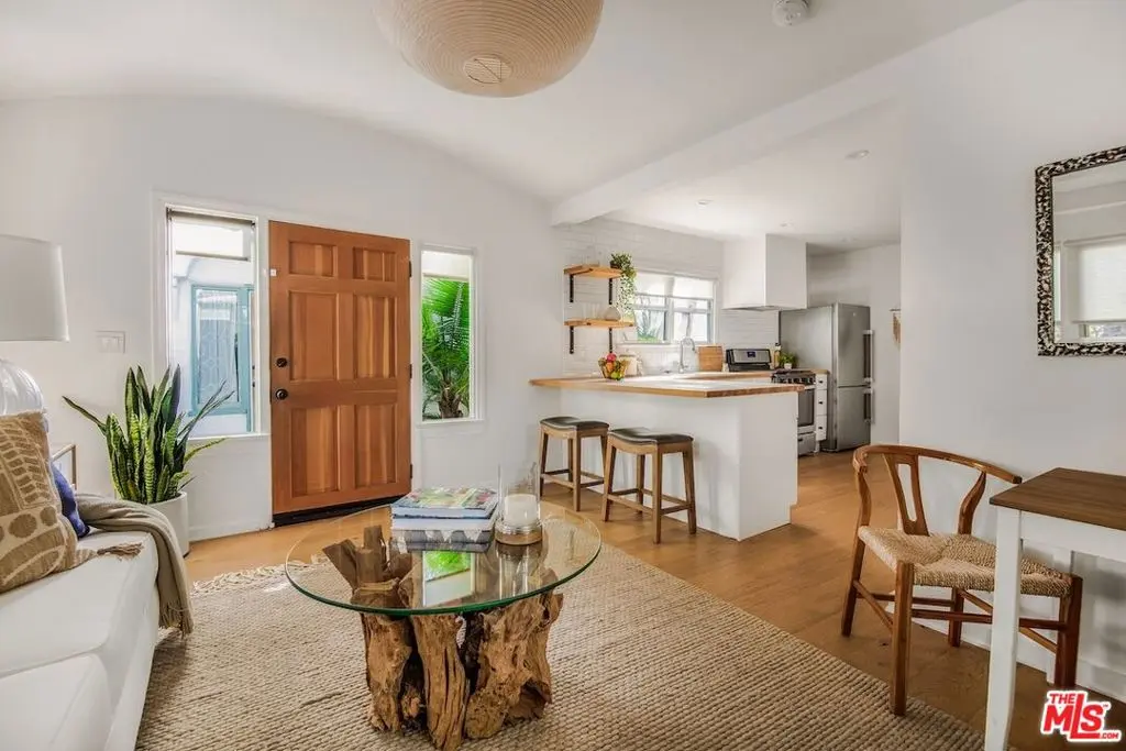 Condominium for sale at 5848 1/2 Willoughby Avenue, Los Angeles, CA featuring 1 bed and 1 bath