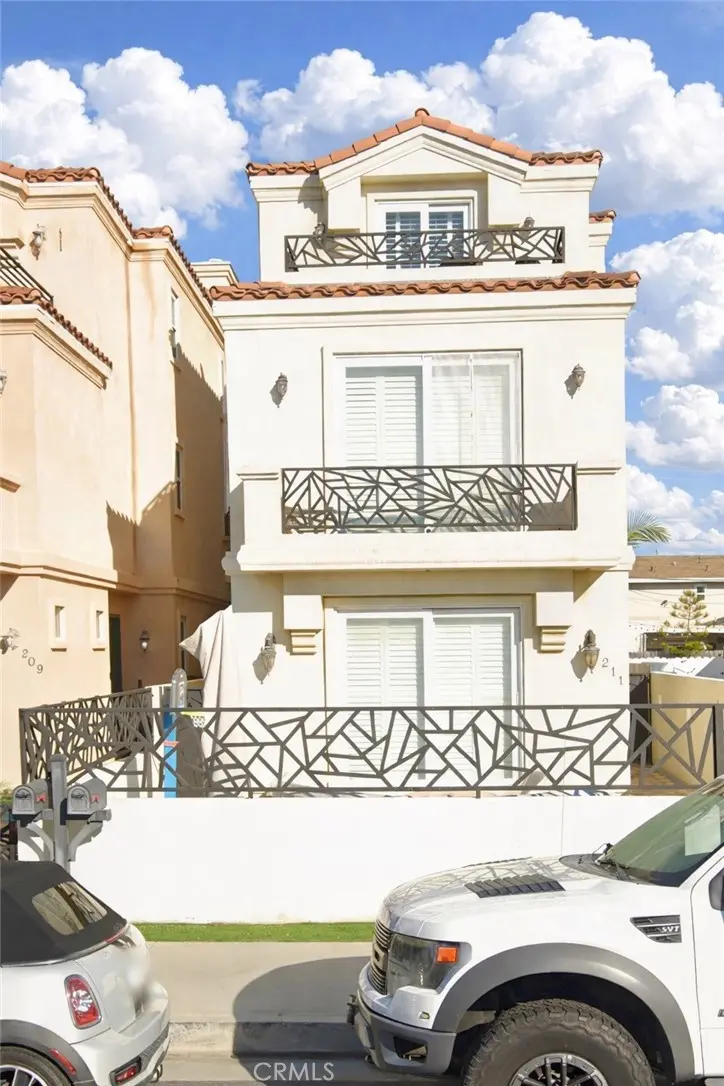 Residential Lease for rent at 211 Chicago, Huntington Beach, Orange County, CA featuring 3 beds and 5 baths