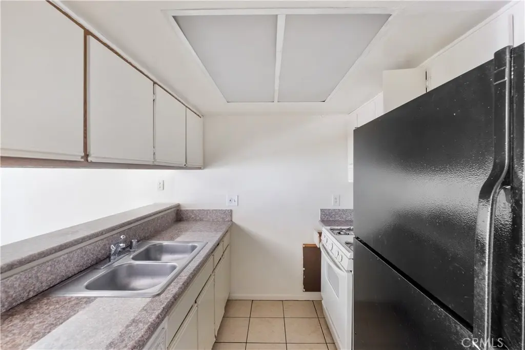 Residential Lease for rent at 2726 S Menlo Ave., Los Angeles, Los Angeles County, CA featuring 3 beds and 2 baths