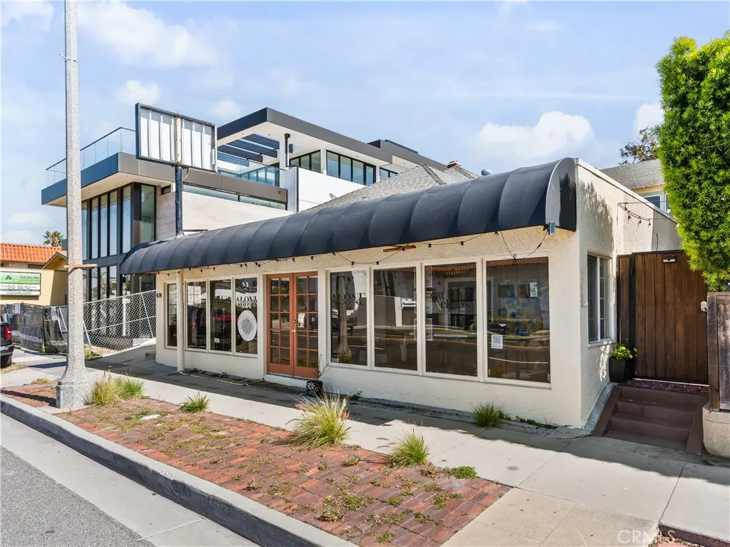 Residential Lease for rent at 424 S Pacific Coast Highway, Redondo Beach, Los Angeles County, CA featuring 2 beds and 2 baths
