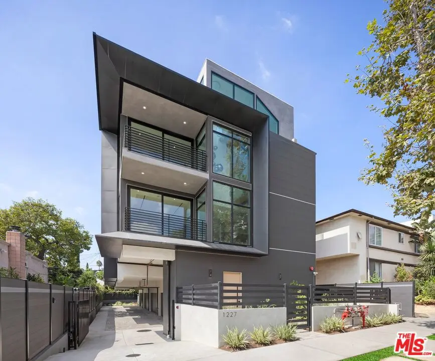 Residential Lease for rent at 1227 N Formosa Avenue 4, West Hollywood, Los Angeles County, CA featuring 2 beds and 3 baths