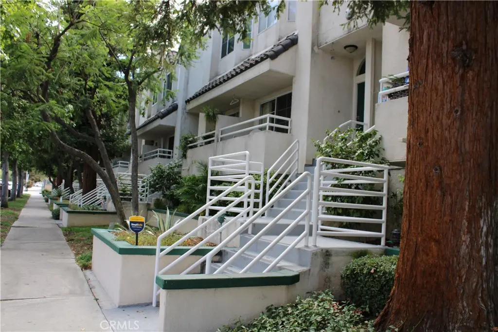 5145 Yarmouth 19, Encino, CA — listing photo 1