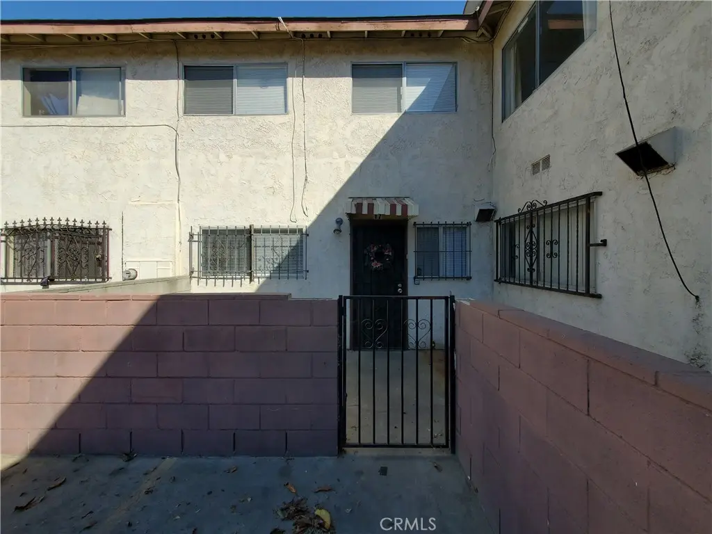 Condominium for sale at 2020 W 23 Street 17, Long Beach, CA featuring 4 beds and 2 baths