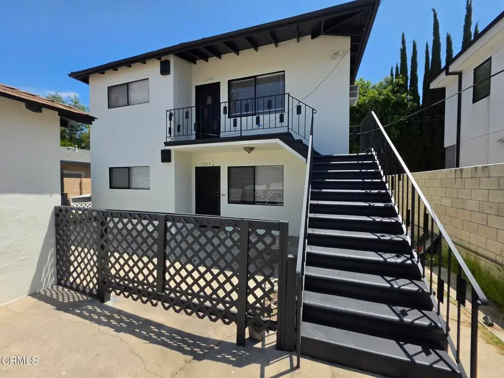 Residential Lease for rent at 12246 Oxnard Street 2nd Fl, Los Angeles, Los Angeles County, CA featuring 1 bed and 1 bath