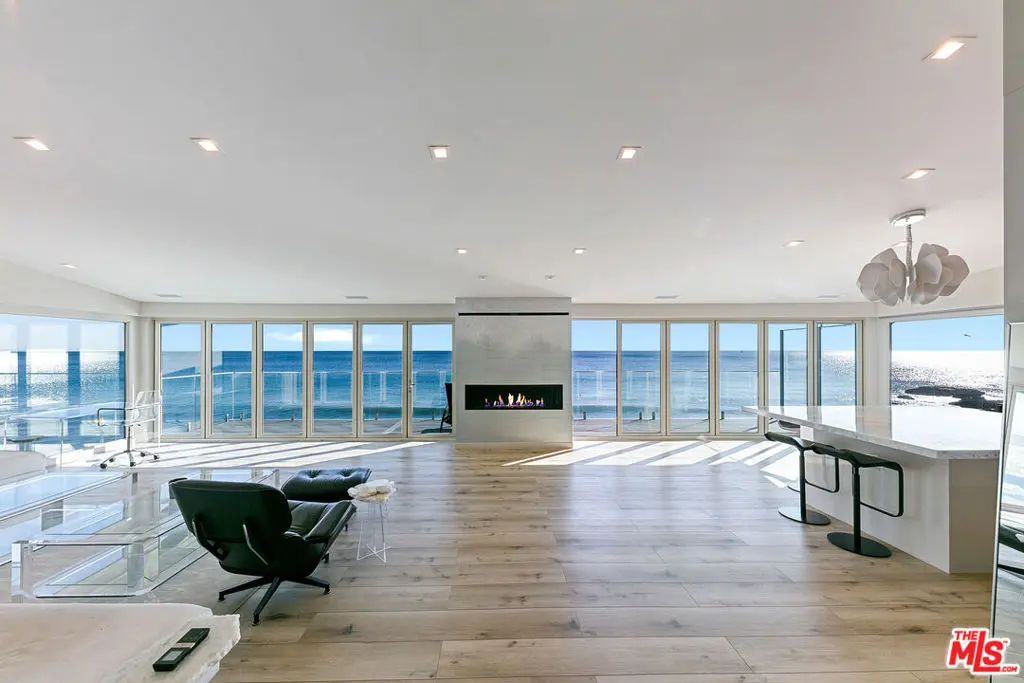 Residential Lease for rent at 25216 Malibu Road, Malibu, Los Angeles County, CA featuring 2 beds and 2 baths