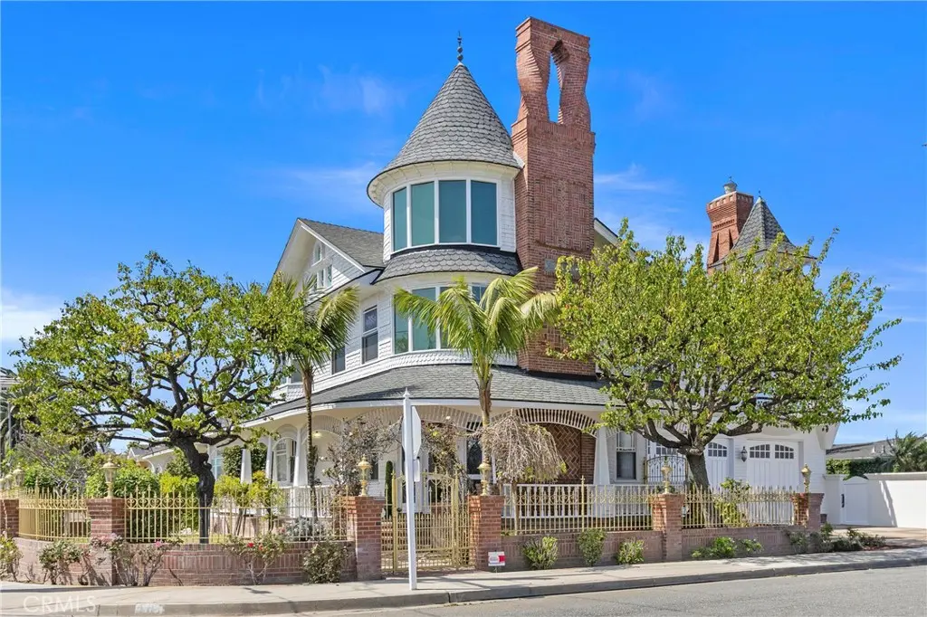 Single Family Residence for sale at 1919 Santa Ana, Costa Mesa, CA featuring 3 beds and 4 baths