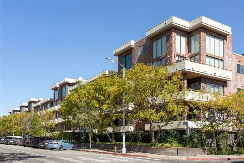 Residential Lease for rent at 1880 Veteran Avenue, Los Angeles, Los Angeles County, CA featuring 2 beds and 3 baths