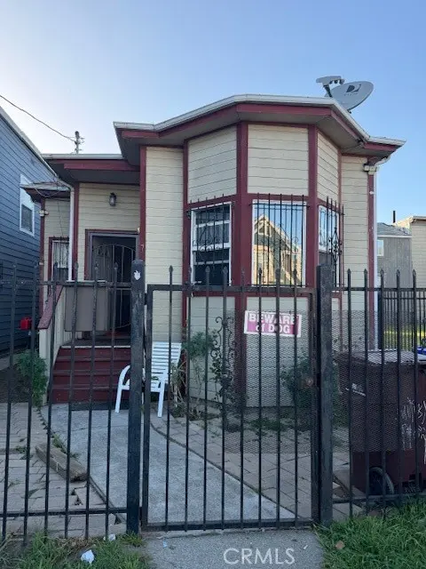 Single Family Residence for sale at 731 Campbell St, Oakland, CA featuring 2 beds and 1 bath