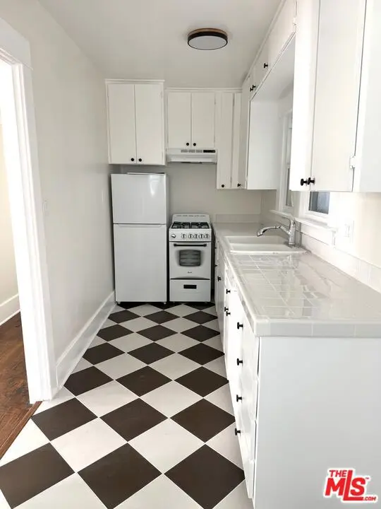 Residential Lease for rent at 1806 9th Street, Santa Monica, Los Angeles County, CA featuring 1 bed and 1 bath
