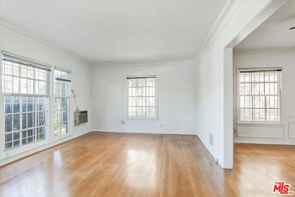 Residential Lease for rent at 142 N Hamilton Drive Unit D, Beverly Hills, Los Angeles County, CA featuring 1 bed and 1 bath