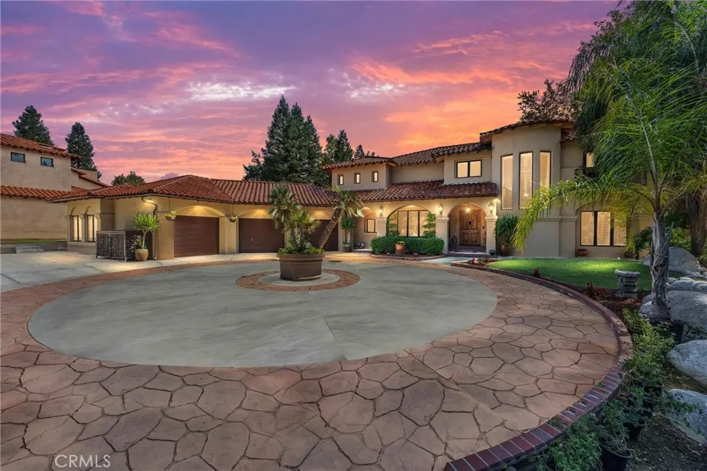 Single Family Residence for sale at 14025 Yokuts, Bakersfield, CA featuring 4 beds and 5 baths