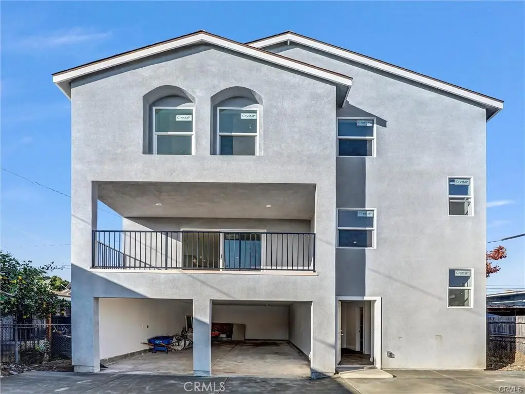 Residential Lease for rent at 1231 1/2 S Rowan Avenue 1/2, Los Angeles, Los Angeles County, CA featuring 4 beds and 4 baths