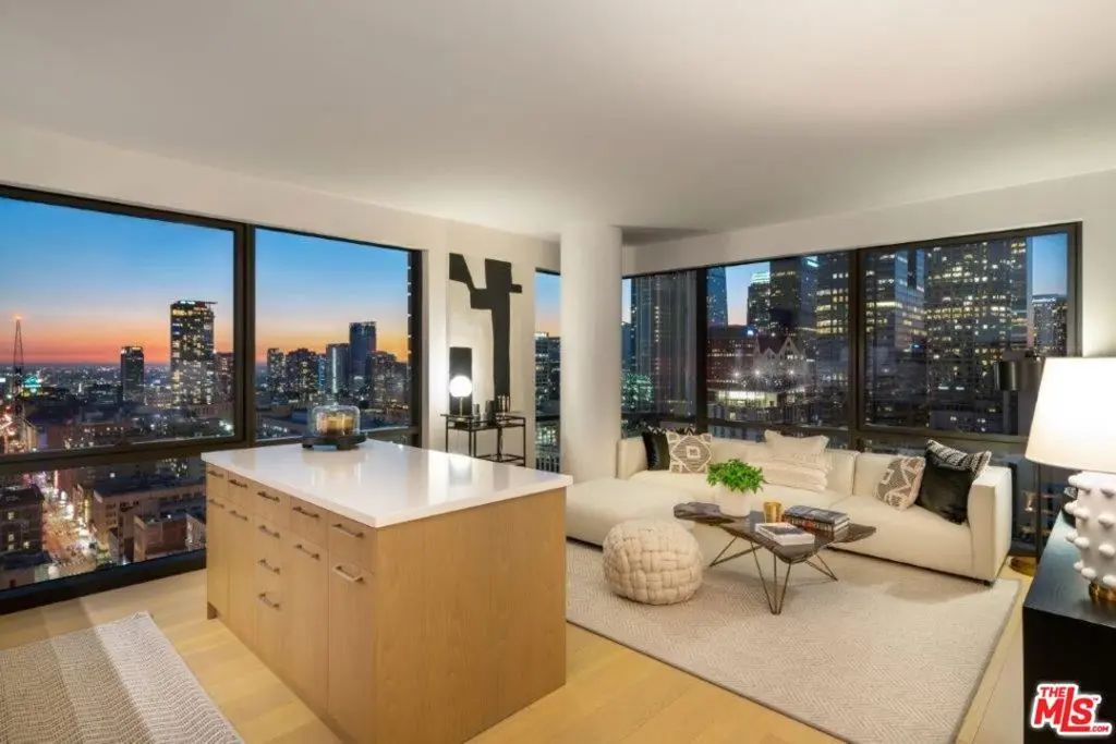 Residential Lease for rent at 400 S Broadway 809, Los Angeles, Los Angeles County, CA featuring 2 beds and 2 baths