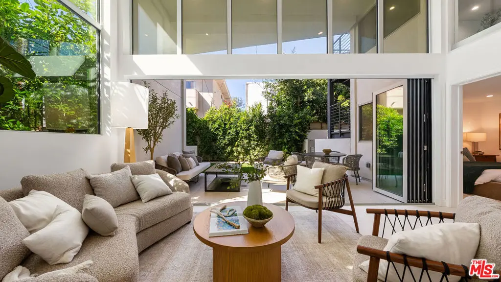 621 N Kings Road 2, West Hollywood, CA — listing photo 1