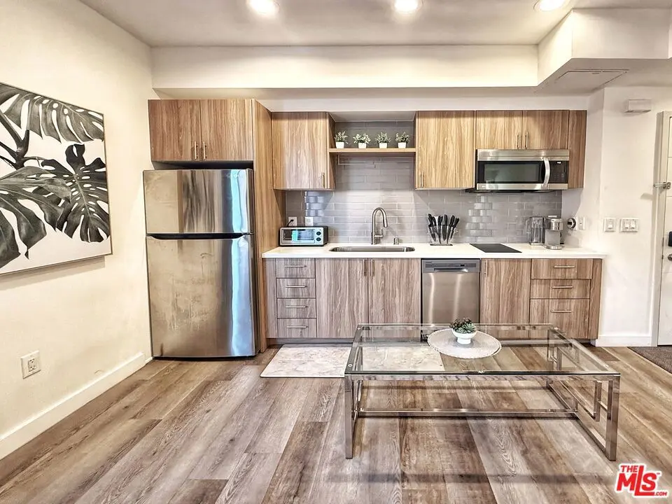 Residential Lease for rent at 723 S St Andrews Place 401, Los Angeles, Los Angeles County, CA featuring 1 bed and 1 bath