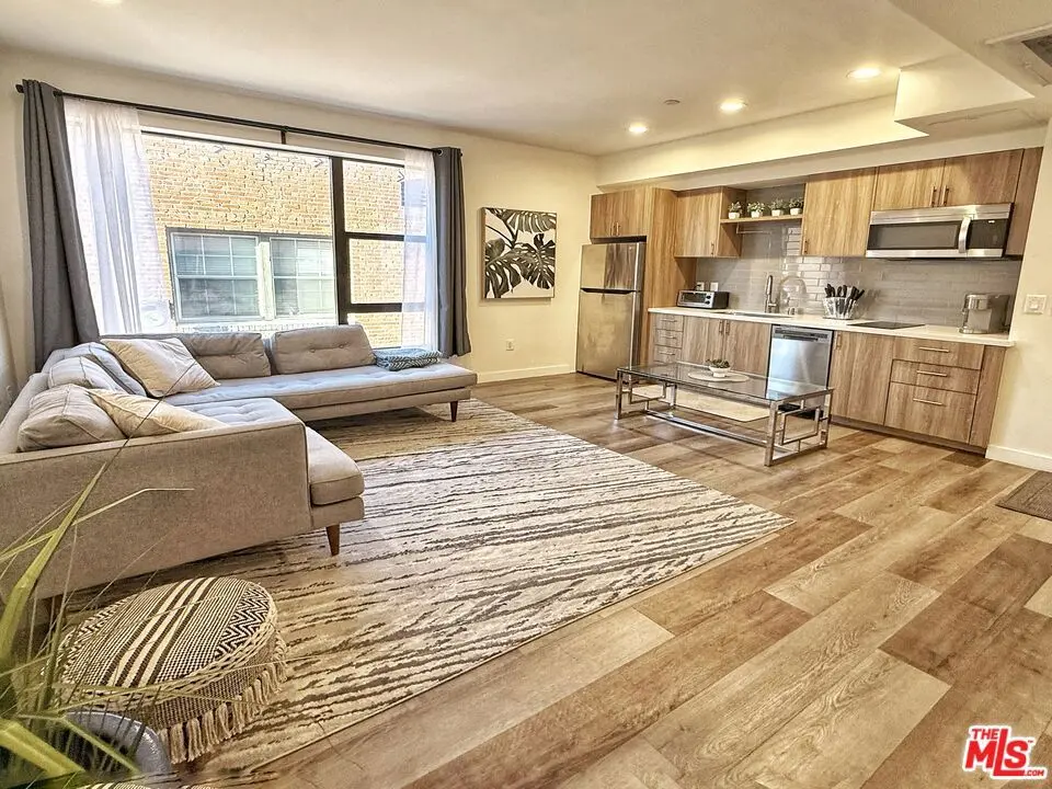 Residential Lease for rent at 723 S St Andrews Place 504, Los Angeles, Los Angeles County, CA and 1 bath