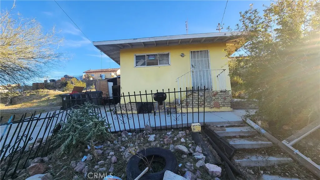 330 Pallesi, Barstow, CA — listing photo 1