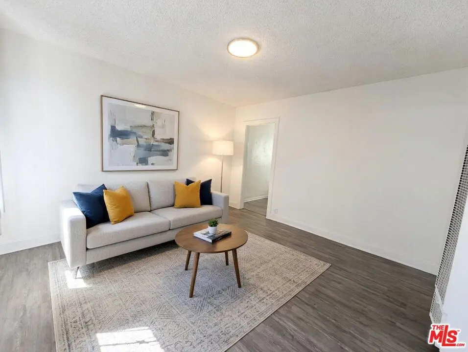 Residential Lease for rent at 2621 Magnolia Avenue 2621 1/4, Los Angeles, Los Angeles County, CA featuring 2 beds and 1 bath