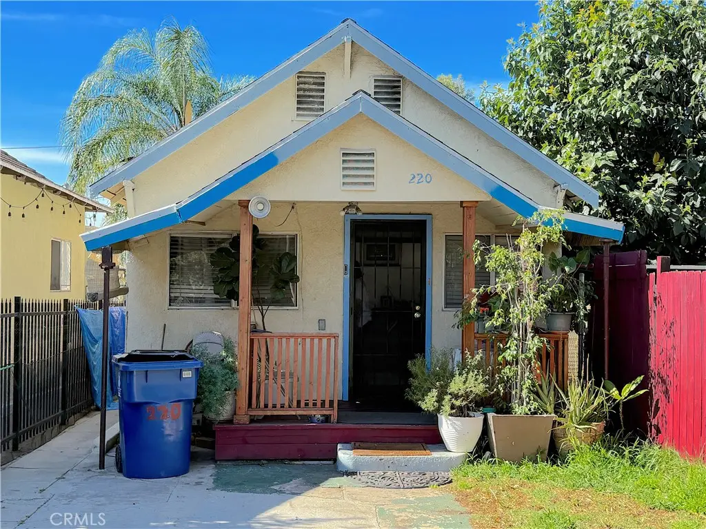 Single Family Residence for sale at 220 E Avenue 38, Los Angeles, CA featuring 2 beds and 1 bath