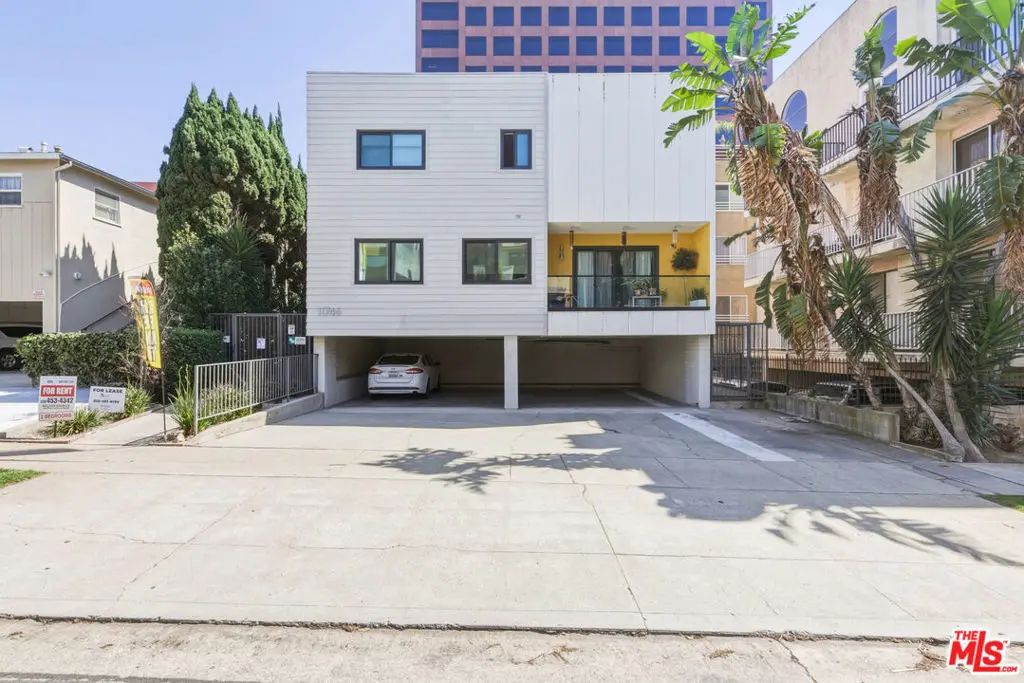 Residential Lease for rent at 11746 Goshen Avenue 6, Los Angeles, Los Angeles County, CA featuring 2 beds and 2 baths