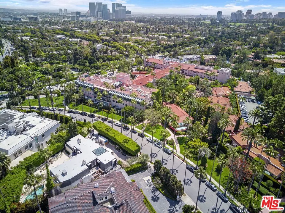 Residential Lease for rent at 910 N Crescent Drive, Beverly Hills, Los Angeles County, CA featuring 6 beds and 5 baths