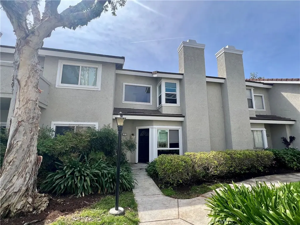 Condominium for rent at 17 Goldenrod, Irvine, CA featuring 3 beds and 3 baths