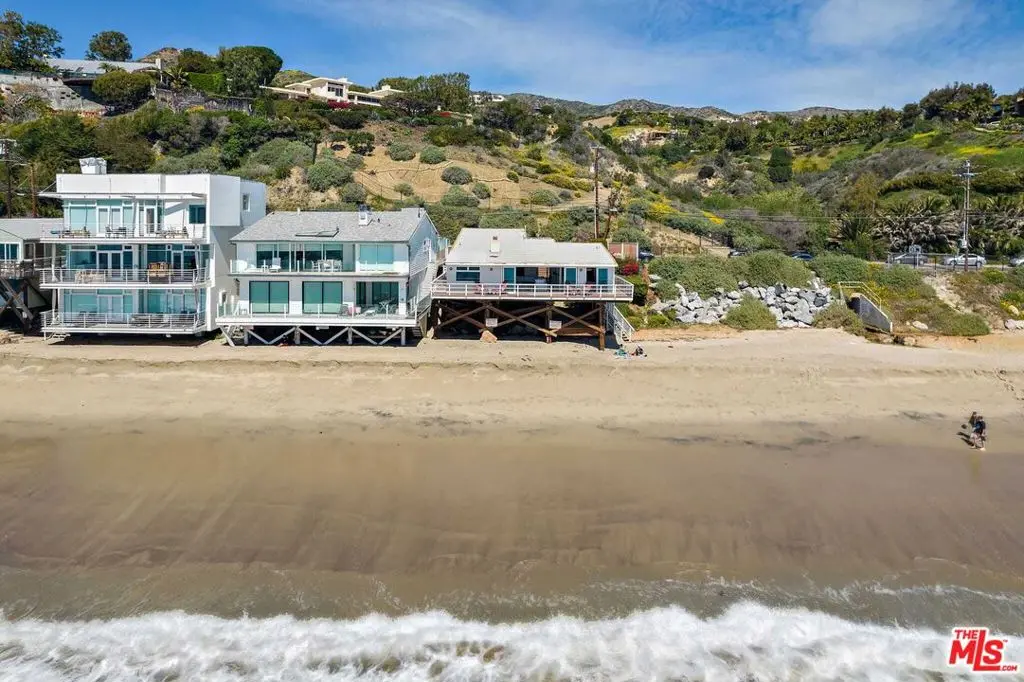 Residential Lease for rent at 24742 Malibu Road, Malibu, Los Angeles County, CA featuring 2 beds and 2 baths