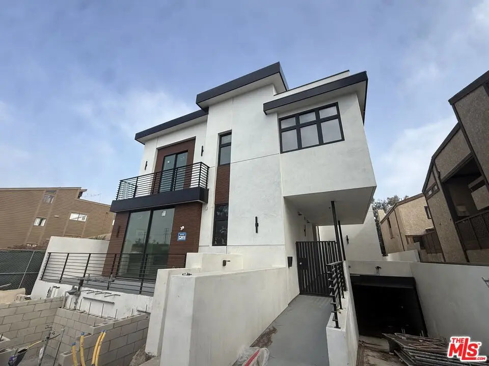 Residential Lease for rent at 3846 Bentley Avenue Unit 2, Culver City, Los Angeles County, CA featuring 3 beds and 3 baths