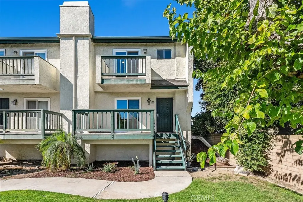 Condominium for sale at 428 W 1st Street, Tustin, CA featuring 2 beds and 3 baths