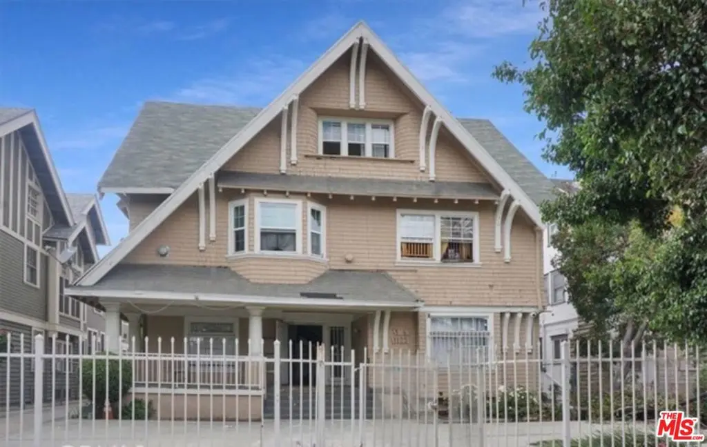 Residential Lease for rent at 1125 S Lake Street 3, Los Angeles, Los Angeles County, CA featuring 3 beds and 1 bath