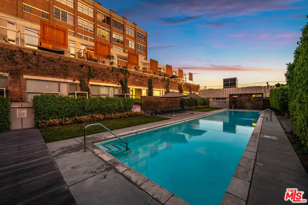 Residential Lease for rent at 1850 Industrial Street 106, Los Angeles, Los Angeles County, CA featuring 3 beds and 3 baths