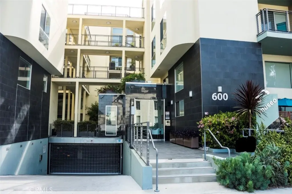 Residential Lease for rent at 600 S Ridgeley, Los Angeles, Los Angeles County, CA featuring 3 beds and 3 baths